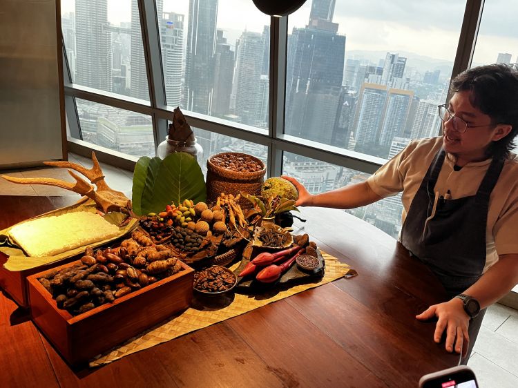 Gli ingredienti del menu primaverile di Dewakan. Il degustazione unico costa 870 ringgit malesi (circa 174 euro). Pairing 260 (non alcolico), 340 (5 calici) e 555 ringgit (7 calici)