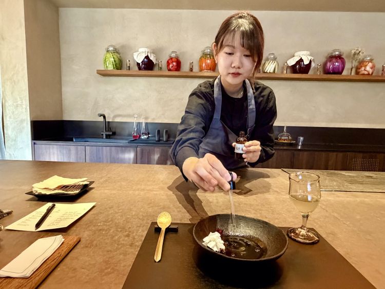 Anne Xu, regista di cucina del Fermentation Pantry, tornata a Pechino dopo esperienze da Frantzén a Stoccolma e Geranium a Copenhagen. Il menu del ristorante/laboratorio costa 690 rmb (circa 90 euro)