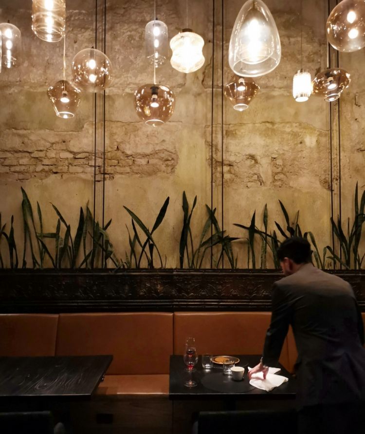 La sala di Azafrán a fine servizio. Il ristorante ha 36 coperti ed è aperto solo la sera