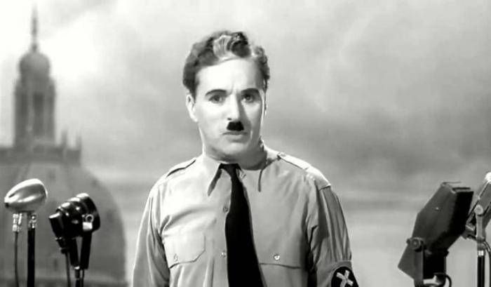 Charlie Chaplin durante il monologo finale de Il grande dittatore
