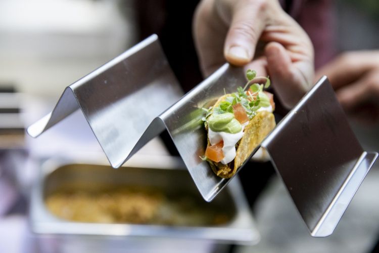 Mini tacos con ragù di pollo e avocado, pomodorini e cipolla
