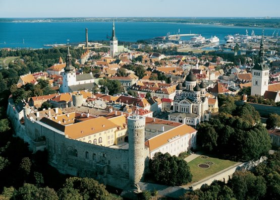 Ripresa aerea della citta medioevale di Tallinn, c