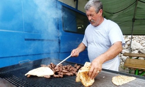 Un corner di ćevapčići al mercato di Vrapcic d