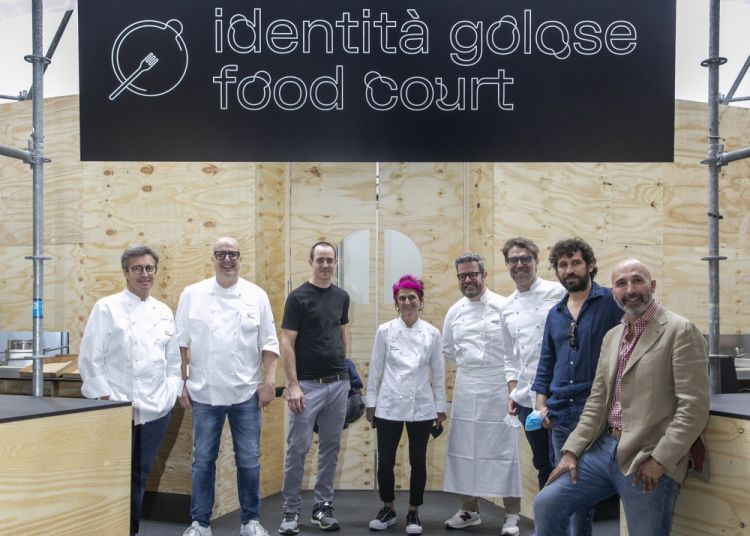 Double photo with the protagonists of the Food Courts (try having 8 chefs pose for a photo when they have a service to take care of!): left to right Andrea Besuschio, Paolo Brunelli, Simon Press, Cristina Bowerman, Eugenio Boer, Renato Bosco, Matias Perdomo, Andrea Ribaldone (coordinator of the kitchens at Identità Golose Milano)
