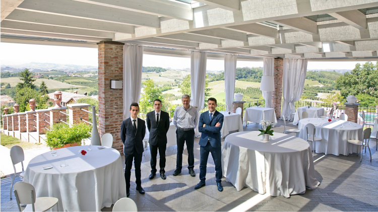 Patron Fabrizio Ventura, secondo da destra, con lo staff di sala