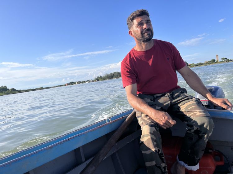 Domenico Rossi, 52 anni, l'ultimo dei moecari della laguna nord di Venezia, pescatore amico di Venissa. Mezzo secolo fa erano in 100 a svolgere il suo mestiere, oggi non arrivano a 20
