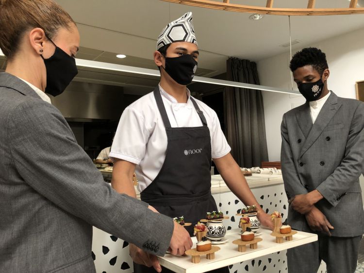 Ready, set go with the Nuevo Mundo Andalusí menu. Three options: Tahdir (95 euros, 11 courses), Rihla (130 euros, 15 courses), Wusul (190 euros, 20 courses). The respective Armonia de vinos wine pairings are 45, 65 and 90 euros
