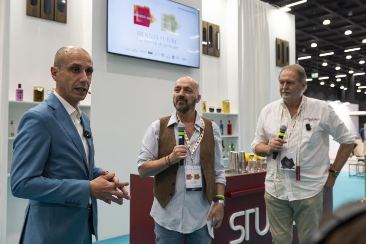 Luigi Gallo con Andrea Cuomo che ha moderato l'incontro e con&nbsp;il distillatore Attilio Cillario
