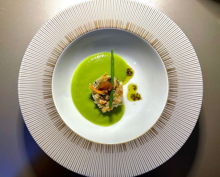 Polpa di granchio marinata in foglie di combava e sciroppo di citronella, rémoulade di sedano e crema di piselli