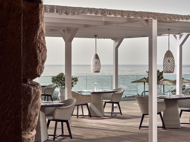 A pochi passi dal mare, il ristorante Asteria, all'interno del The Royal Blue Resort & Spa, propone ottima cucina di pesce 
