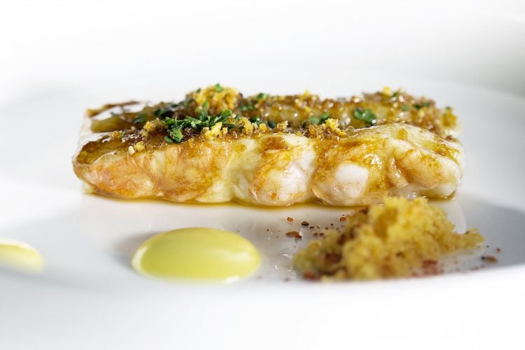 Smoked scampi with its sauce and corn