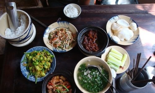 Una tipica combinazione di piatti da Cuc Gach Quà