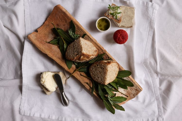 Pane e Burro di propria produzione, il burro viene realizzato a partire dalla panna di Tenuta Solicara, proprio di fianco alla masseria
