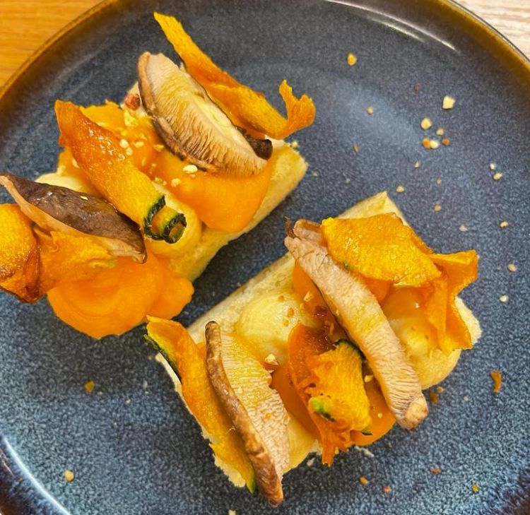 Umami - Pizza al burro, zucca hokkaido in crema e croccante, burro montato al miso, funghi shiitake e polvere di yuzu