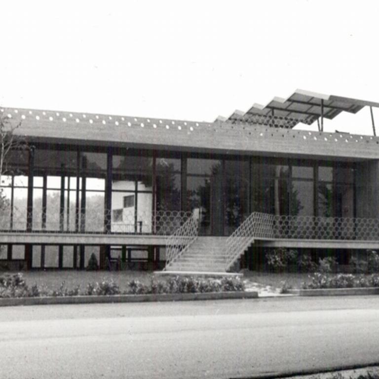 Una vecchia immagine del Dordoni com'era al momento dell'apertura, alla fine degli anni Sessanta. La struttura è architettonicamente molto interessante, luminosa, con grandi vetrate che danno sul parco del fiume Po, a un passo
