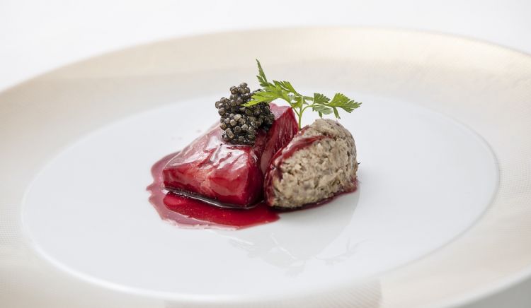 Andrea Costantini - Trota salmonata in Civet, Prataioli, Nocciola e Caviale
«Il civet è una marinata per la selvaggina, in cui si usano vini di grande forza aromatica, oltre che il sangue: noi volevamo reinventarci questa tecnica e, ad esempio, il vino l'abbiamo sostituito con dello sherry, facendone una riduzione con cipolla e spezie. Al posto del sangue abbiamo usato una spremuta di rapa rossa. Abbiamo cotto la trota con questa marinata, che abbiamo usato anche come salsa emulsionata all'olio. Poi abbiamo servito il tutto con del caviale, che ben si sposa con certe note terrose e con la dolcezza dello sherry, e un battuto di funghi prataioli aromatizzati con una pasta di nocciola»