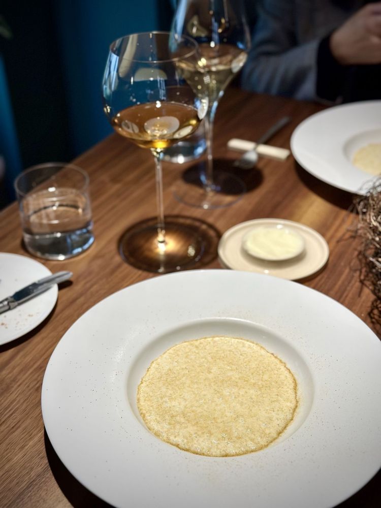 Risotto Carnaroli Riserva S. Massimo, mantecato con mozzarella di bufala, polvere di limone salato, genziana vaporizzata
