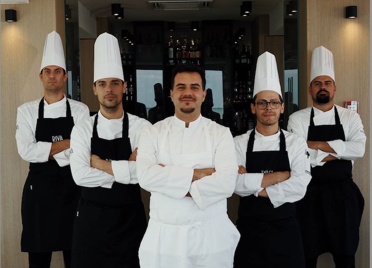La brigata di cucina di Antonio Ierro (al centro)