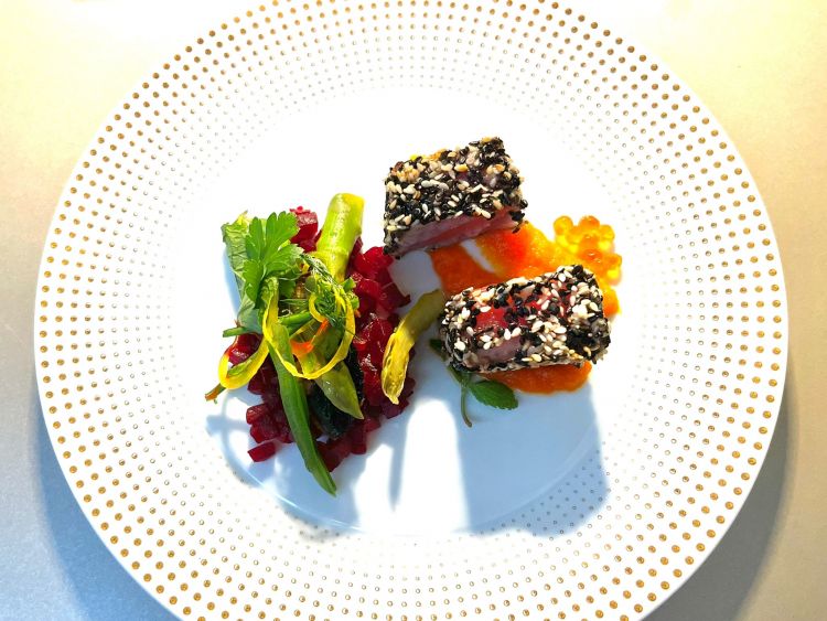 Tataki di tonno in crosta di sesamo su crema di carote all’arancia, insalata di funghi freschi e asparagi, uova di salmone marinate, tartare di barbabietola e scorza di lime