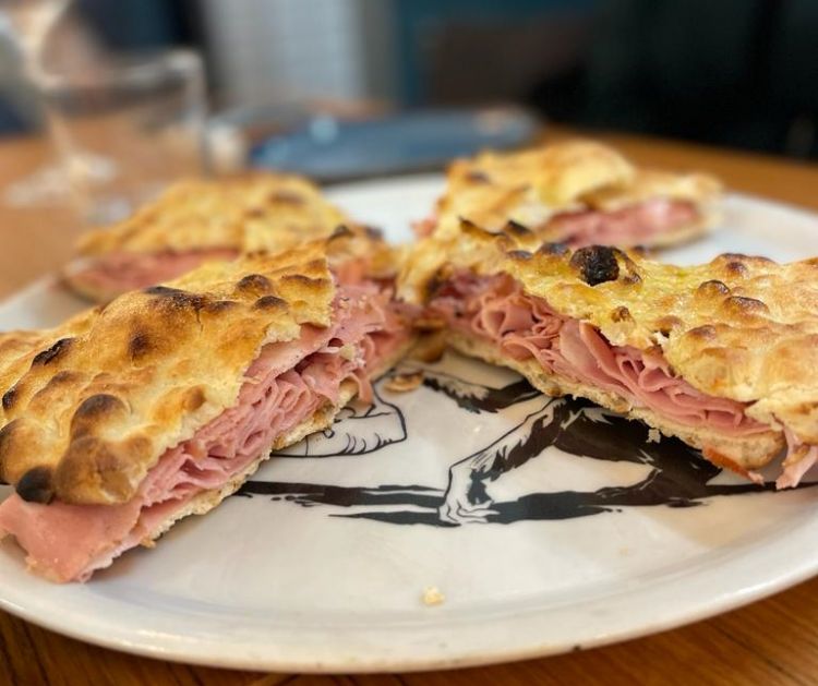 Pizza bianca co'nbotto de mortazza
