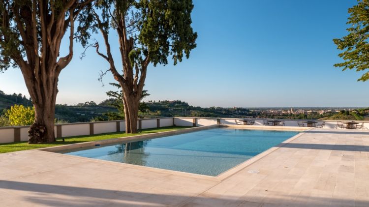 La piscina e, sullo sfondo, la vista su Cesena
