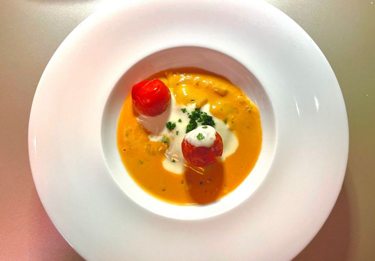 Raviolo di pasta fresca con ricotta e spinaci, bisque di aragosta, zenzero ed emulsione di formaggio
