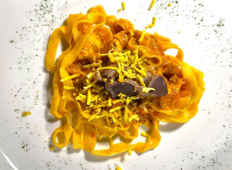 Tagliatelle della tradizione al ragù di rigaglie di cortile
