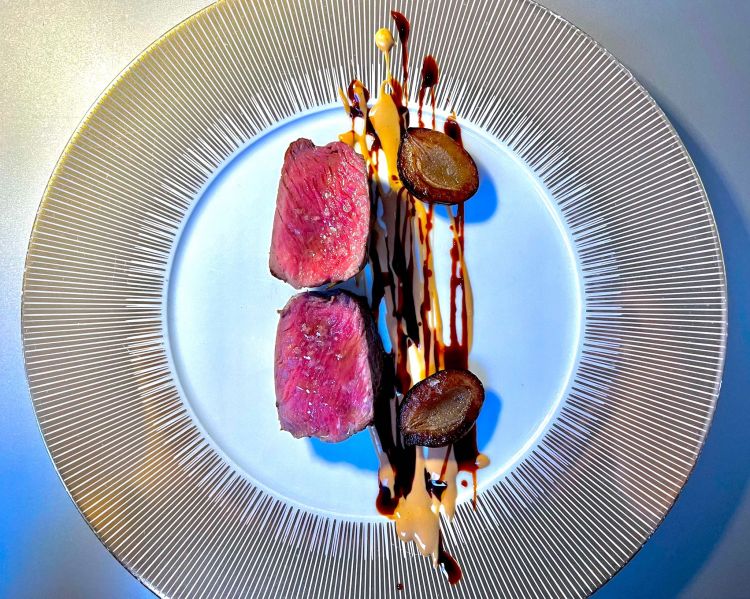  

Controfiletto di manzo arrosto, fondo bruno, foie gras e prugne in abbinamento al Pratello “Nero per sempre” Garda DOC Rosso

 
