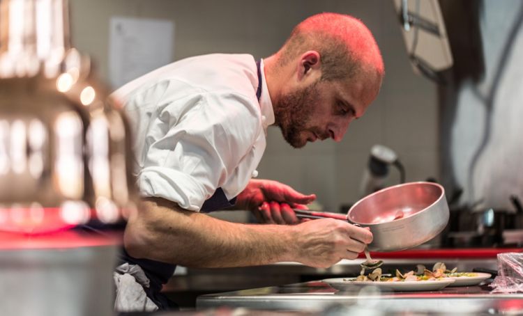 Giovanni Passerini al lavoro nella cucina del suo 