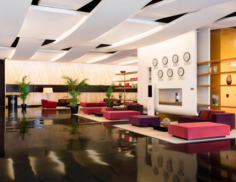 L'ampia hall di Sheraton Milan Malpensa Airport Hotel & Conference Centre.
