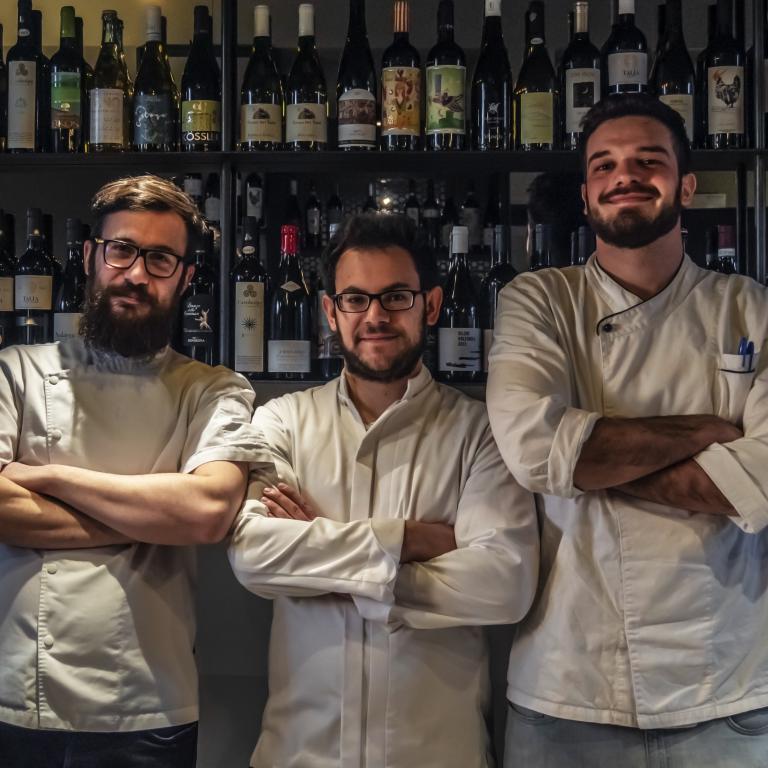 Gli chef Andrea Tirelli e Federico Sordo e il sous chef Gabriel Urgese