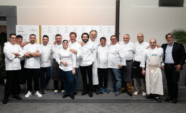 Una parte dei 20 cuochi che hanno cucinato durante la cena annuale di AdG