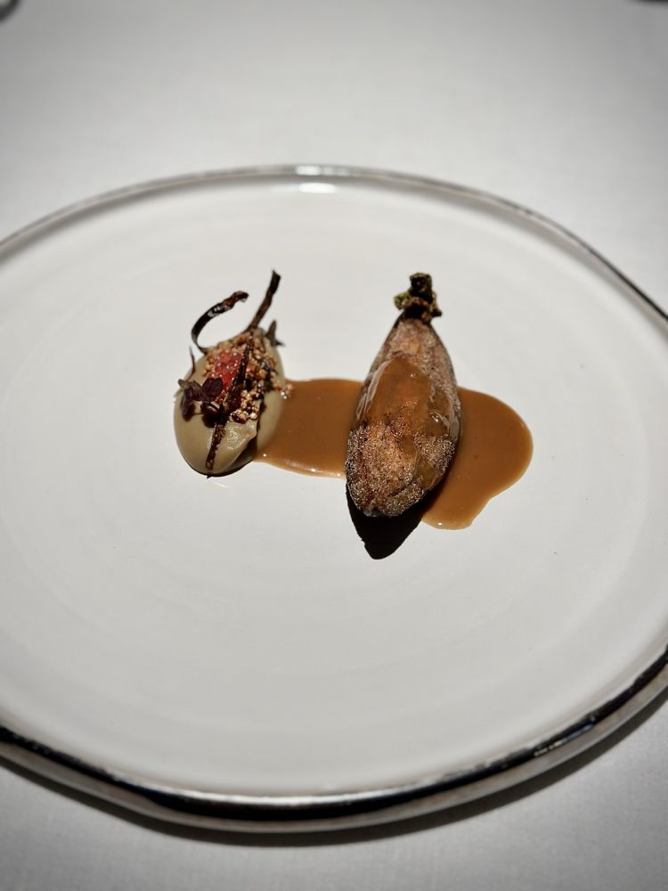 Melanzana tornita e cotta in padella: viene nappata al burro al timo, mentre con la parte esterna si fa un brodo che si restringe e diventa un fondo bruno, addizionato con salsa soia, crema di melanzane con vino bianco, quinoa soffiata e finger lime. Il picciolo della melanzana è reso edibile e croccante, come una chips: antispreco totale e gran gusto