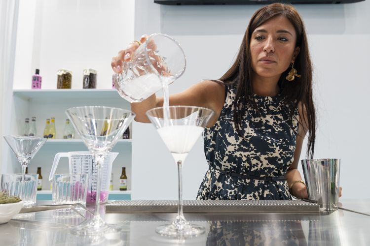 Giulia Caffiero&nbsp;prepara uno dei suoi cocktail analcolici
