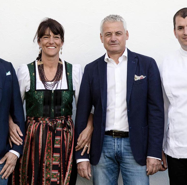 Al centro, Bibiana Dirler e il marito Maurizio Micheli, con loro figlio Emanuele e lo chef Alessandro Martellini
