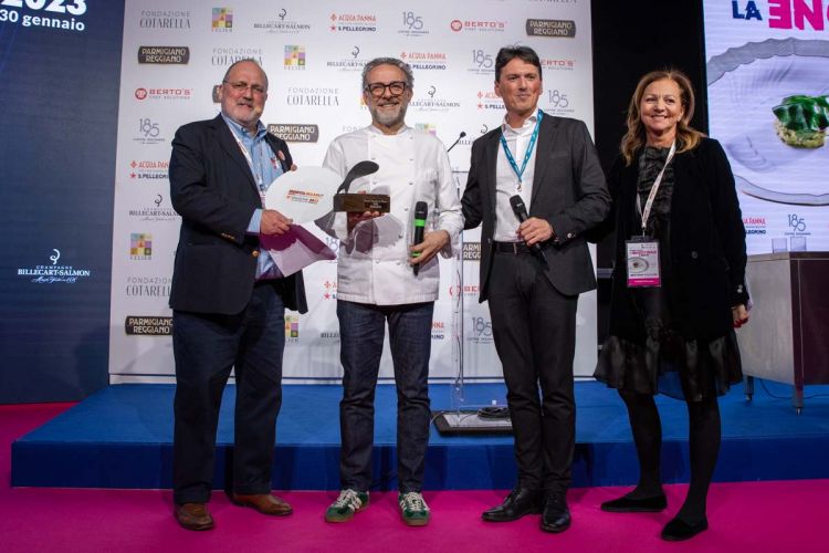 Massimo Bottura premiato da Aquanaria, nella pers