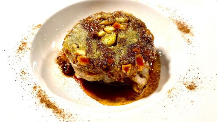 Agnello di Tenuta Saiano al vermut Demos con pane alle erbe e porcini, millefoglie di patate e tartufo nero