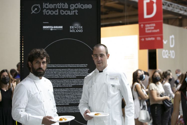 Matias Perdomo e Simon Press - Contraste, Milano: «Abbiamo scelto di presentare il nostro Donut alla bolognese perché sicuramente è un piatto dinamico, che possiamo servire in una situazione come questa. Ma inoltre è un piatto che rappresenta bene la combinazione che si trova nella nostra cucina: c'è un po' di gioco, c'è la memoria del gusto, c'è la voglia di trasformare il prodotto, dandogli una nuova forma. E' davvero bello essere qui, proviamo di nuovo l'emozione di tornare a uscire, di lavorare in un grosso evento»
