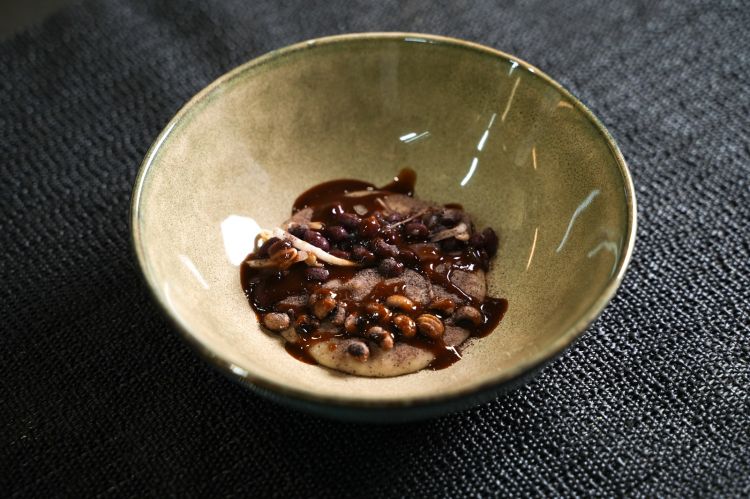 Zuppa di fagioli: ci sono una crema di cannellini alla base, un'insalata di Azuki con germogli di soia e cipolle di Tropea, dei fagioli dell’occhio croccanti (in omaggio alla Toscana, terra natia dello chef), una polvere di Borlotti, una salsa di Borlotti cotti per tre volte e ridotti come un fondo bruno (sembra di mangiare del... cioccolato) (foto: archivio Erba del Re)