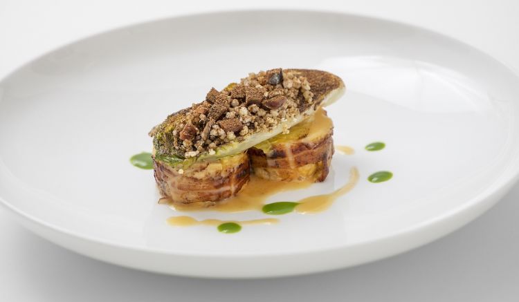 Stefano Baiocco - Faraona, Salsa speziata al Lime e Lattuga grigliata
«E' un altro piatto nato alla fine della stagione scorsa, che nel nostro ristorante serviamo con anche alcuni side dish. Qui abbiamo proposto solo il petto, cotto brevemente sottovuoto e poi arrostito con burro, olio di oliva ed erbe aromatiche, per ottenere una consistenza burrosa. Per sgrassare, l'accompagnamo con una salsa leggermente piccante e acida, per via del lime, e una lattuga alla griglia che viene poi condita con: un mix croccante a base di quinoa e grano saraceno, cotto, essicato e soffiato; una sardina di lago essicata e grigliata; una polvere di cipolla bruciata»