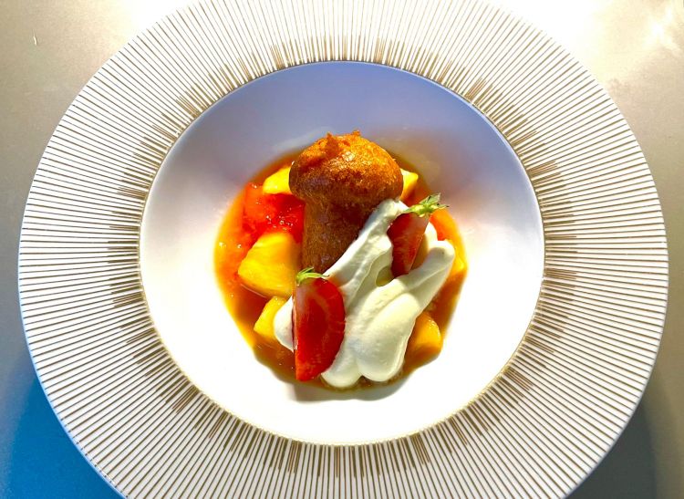 Babà al rhum con crema alla vaniglia, coulis di frutto della passione e macedonia di frutta tropicale