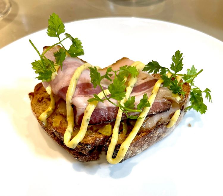 Pane tostato con pancia di maiale
