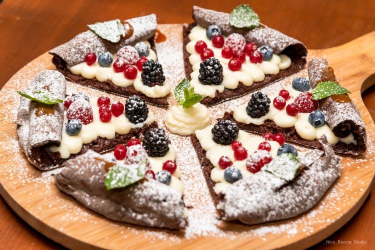 Innamorarsi sul Vesuvio: impasto al cacao, crema al burro, frutti di bosco, confettura di albicocche, menta