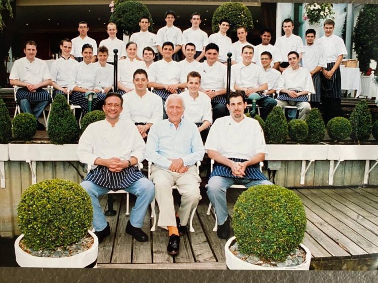 In seconda fila, a sinistra, Fabio Ciervo (all'epoca sous chef, ora chef dell'Eden a Roma). In terza fila, leggermente a destra rispetto a Roux, Andrea Aprea, al lavoro a Bray nel biennio 2006/07
