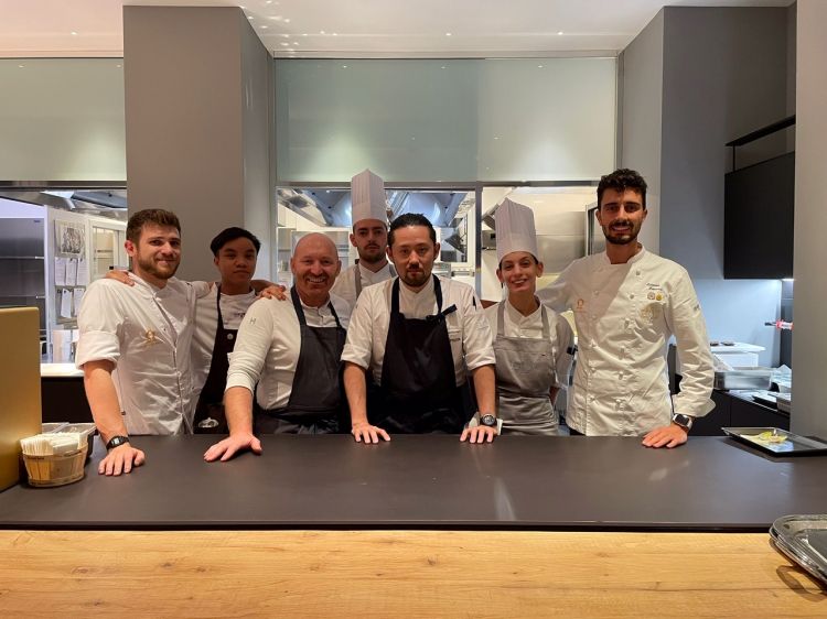 Gli chef ospiti con il team di Identità Golose Milano capitanato da Edoardo Traverso
