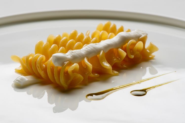 Fusillone cacio e pere: dalla cottura al dente in una kombucha di pere, viene servito tiepido, con una crema al Parmigiano, pepe e salsa all’alloro. La forte acidità del piatto viene contrastata dal formaggio e da un sapiente abbinamento a un a sidro di mele (foto Rolando Paolo Guerzoni)