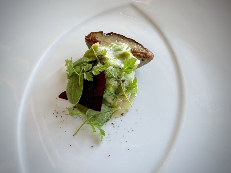 Fuori carta autunnale: Porcini alla brace, gole di baccalà con le vongole, salsa bernese, aglio e limone.