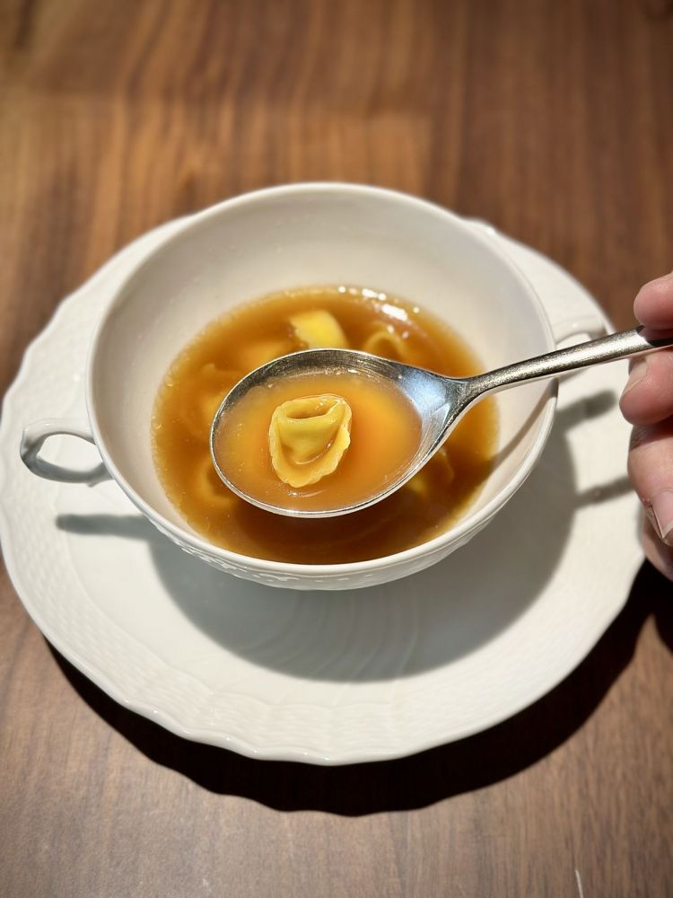 Cappelletti ripieni di gallina in brodo di gallina e olio alla noce moscata: entusiasmante è il legame che si instaura tra la pasta e il brodo, con il ripieno che richiama tutti gli altri elementi