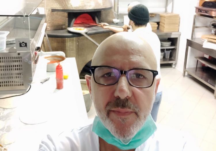 Un selfie di Franco Pepe, nel suo laboratorio, con sullo sfondo il suo forno sempre acceso

