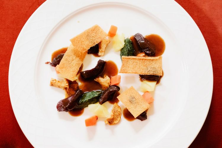 Lepre in civet, rapa scorzonera, topinambur agrodolce e croccante